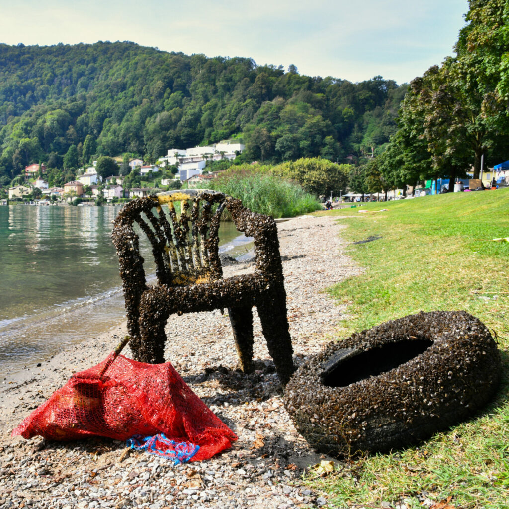 Abfalltaucher holen Müll aus dem Lago di Lugano